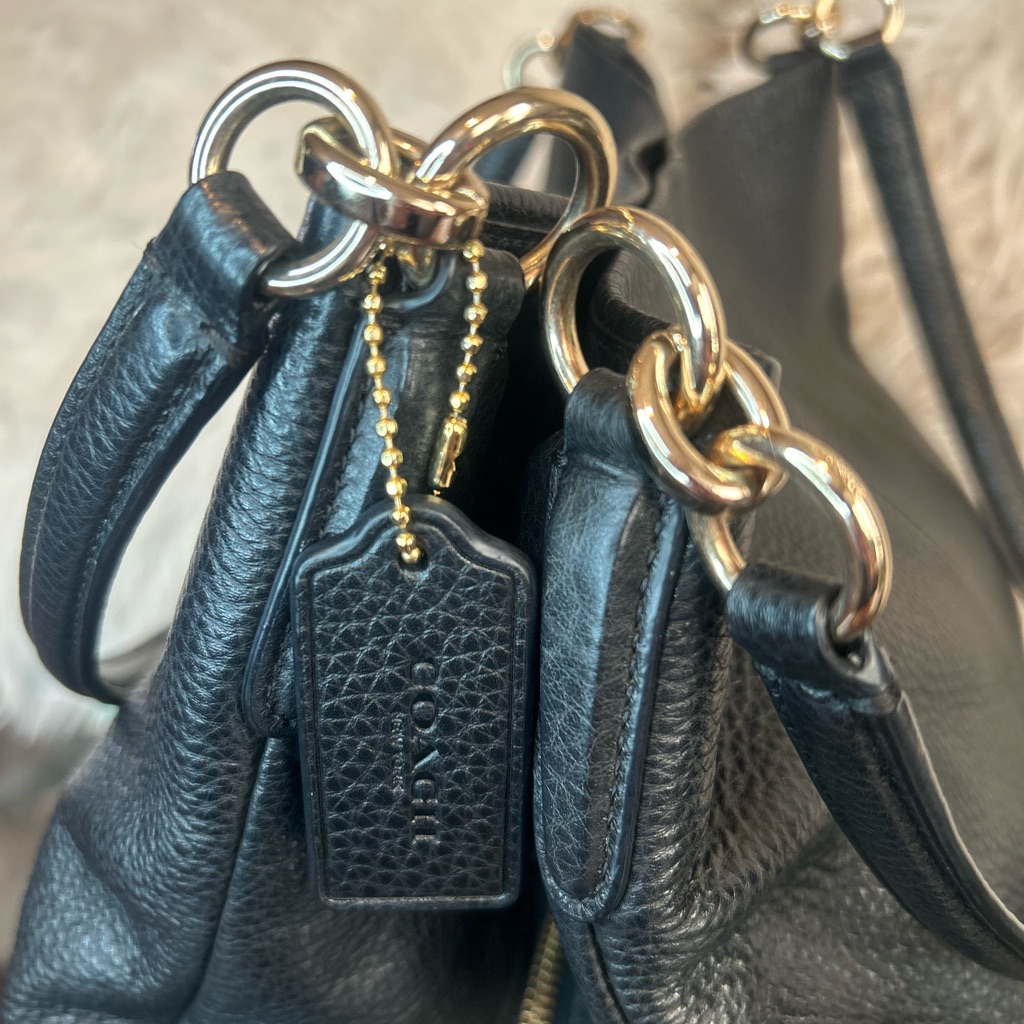 Coach Blk Pebble Leather Coach With Gold Hardware Guc